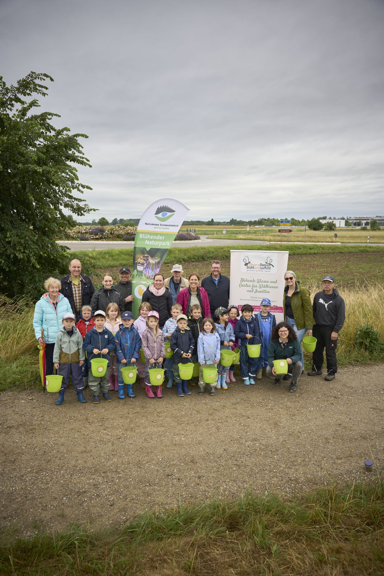 Der Evangelische Kindergarten Oberau sät mit der Volksbank Lahr in Schwanau eine Wildblumenwiese beim Kreisel in Richtung Nonnenweier ein. Foto: Michael Bode/Volksbank Lahr e. G.