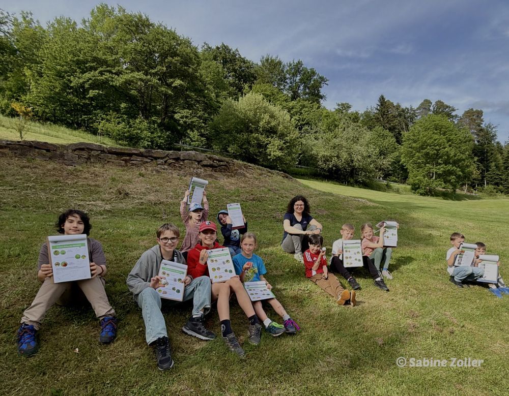Gruppenbild Kinder mit Forscherbögen