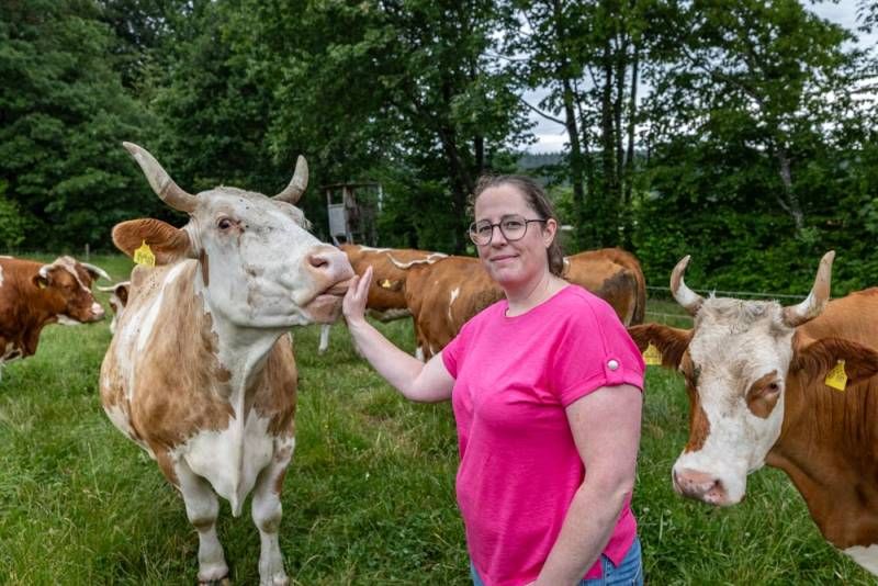 Nadine Göz mit Kühen auf der Weide