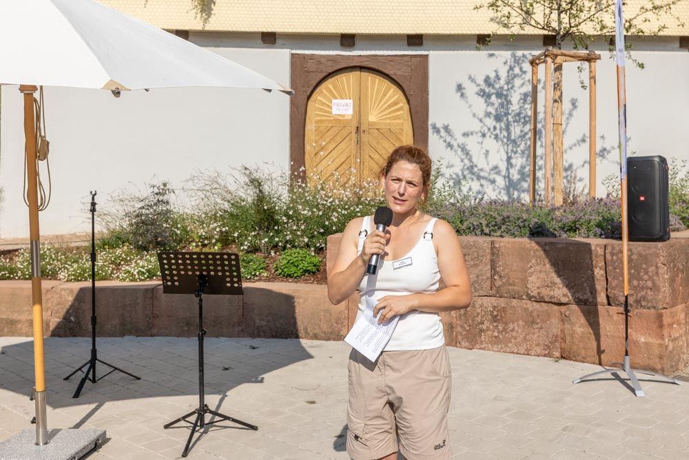 Landwirtin Judith Wohlfarth hält eine Rede
