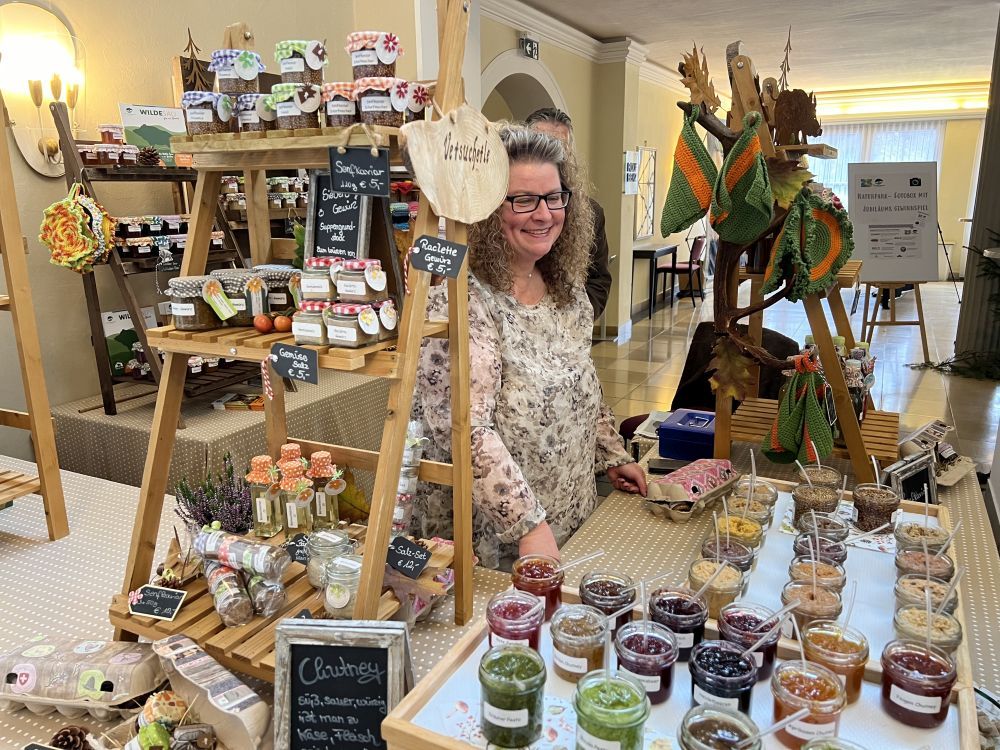 bunter Stand mit Brotaufstrichen