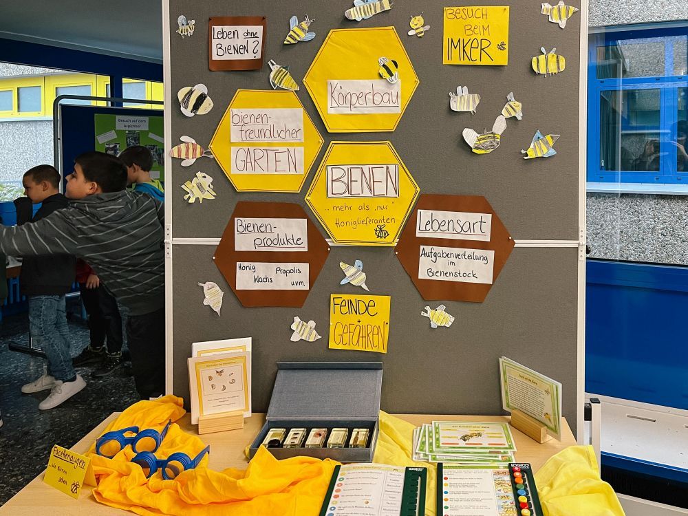 Infostation zum Thema Biene