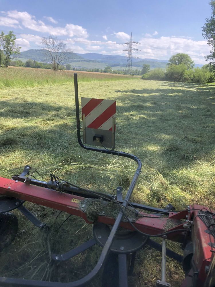 Mähmaschine auf einer Wiese