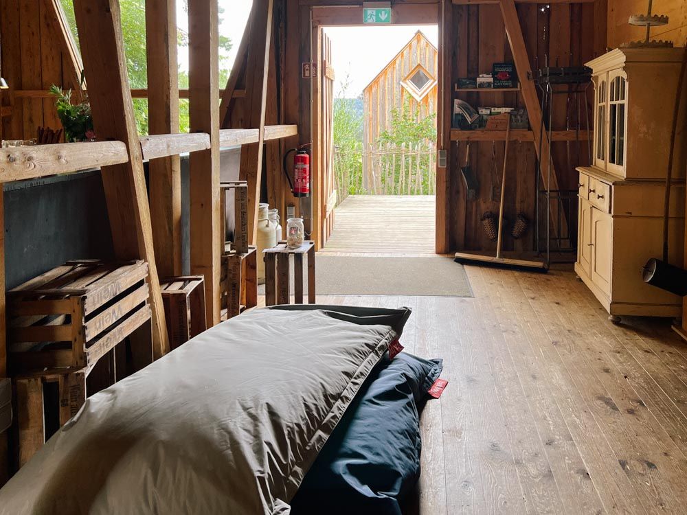 Blick aus der Dorfscheune auf Tiny House im Garten