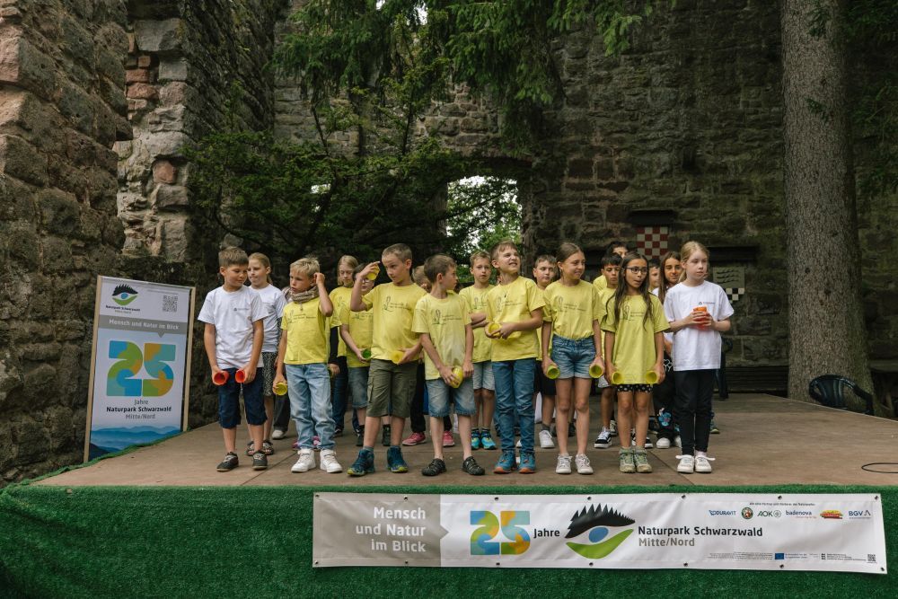 Kinder der Naturpark-Schule singen ein Lied.