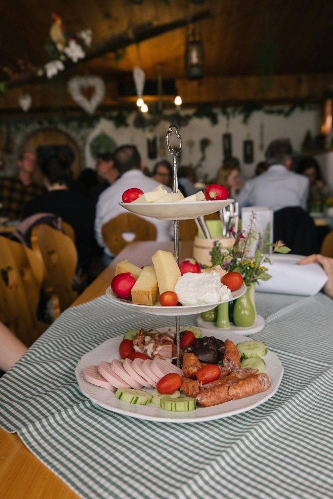 Etagere mit Gemüse, Obst, Käse und Wurst