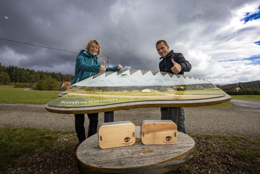 Ein Mann und eine Frau beim Naturpark-AugenBick in Schramberg mti Naturpark-Vesperdose.