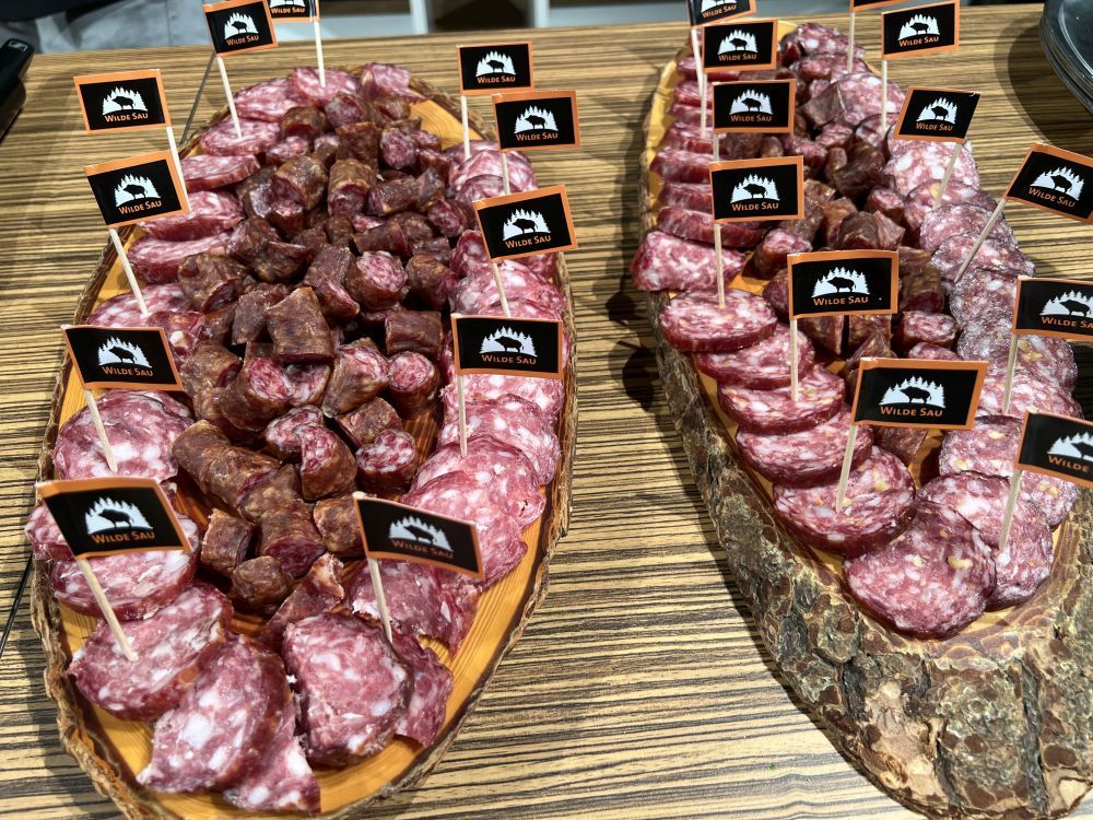 Wilde Sau-Spezialitäten auf einem Holzbrett