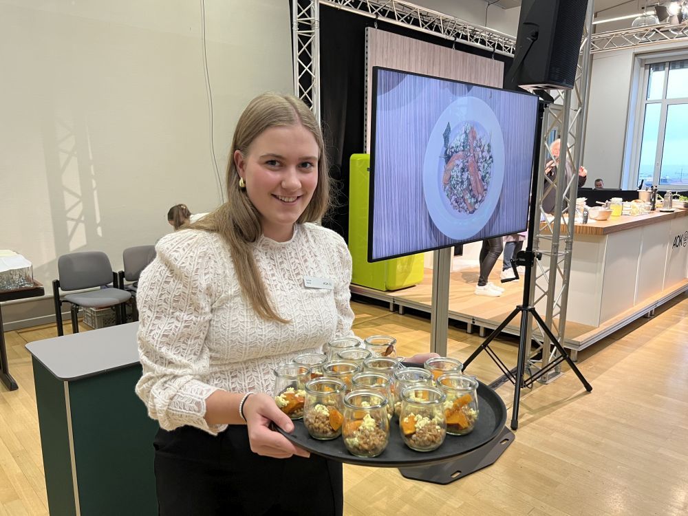 kleine Probiergläschen mit Gericht werden an die Gäste ausgegeben.