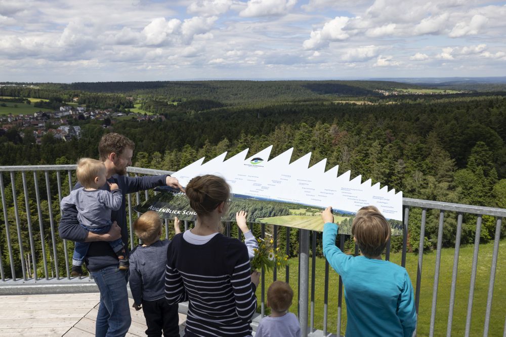 Familie beim Naturpark-AugenBlick auf dem Turm