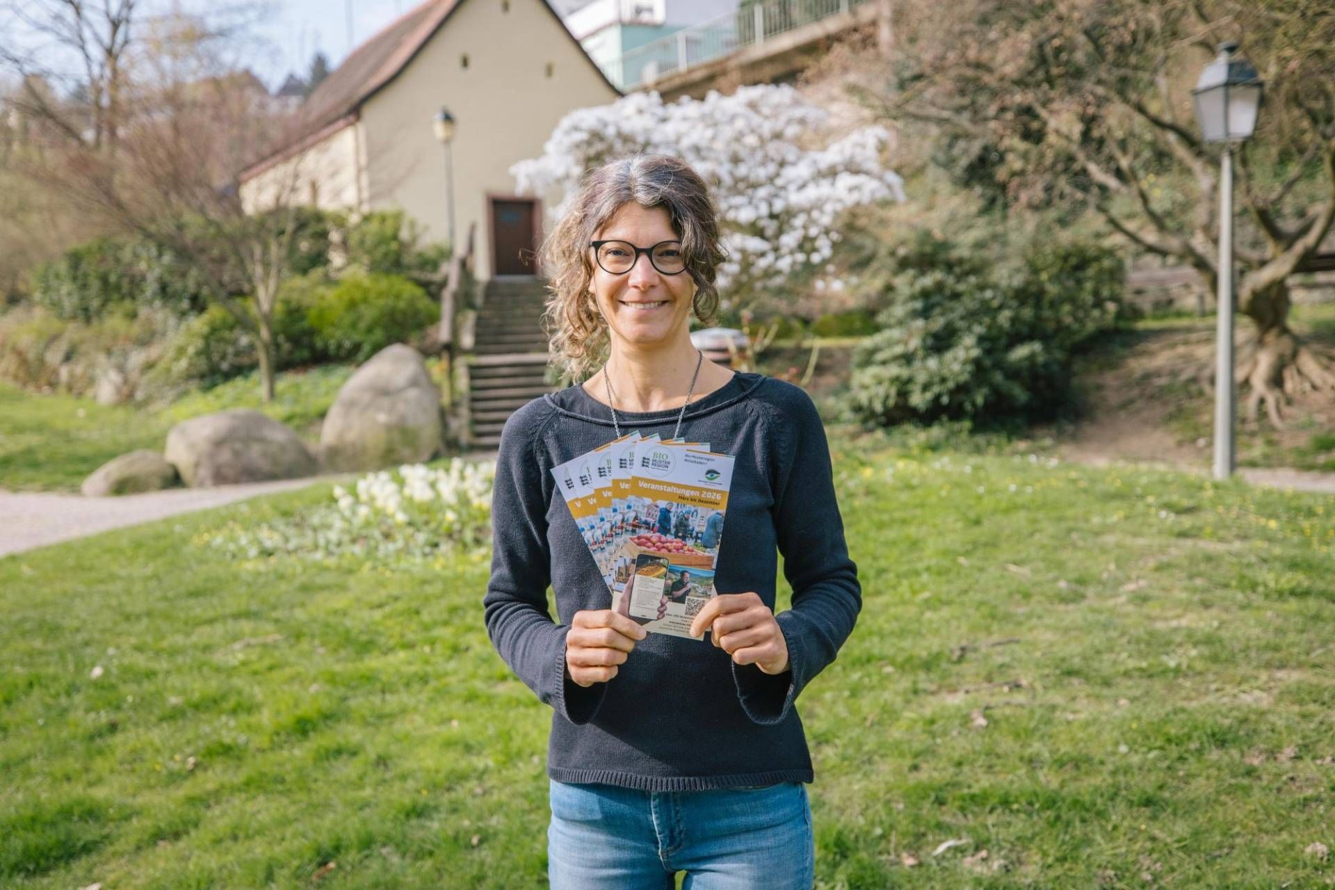 Die Regionalmanagerin der Bio-Musterregion Mittelbaden+, Dr. Laura Willer, präsentiert das diesjährige Programm der Bio-Musterregion Mittelbaden+ mit über 100 Events.  Bildrechte: Johannes Nickel/Naturpark Schwarzwald Mitte/Nord e. V.; frei zur einmaligen Verwendung nur in Verbindung mit einer redaktionellen Berichterstattung über den Naturpark.