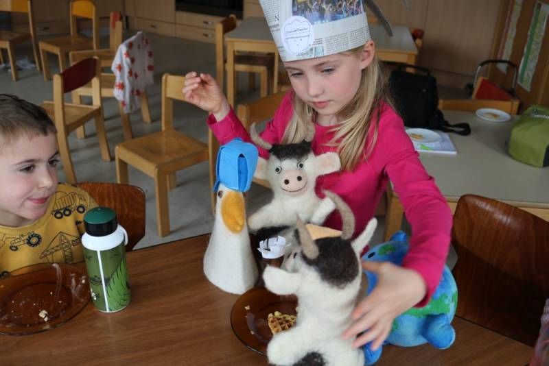 Ein Mädchen spielt mit Handpuppen