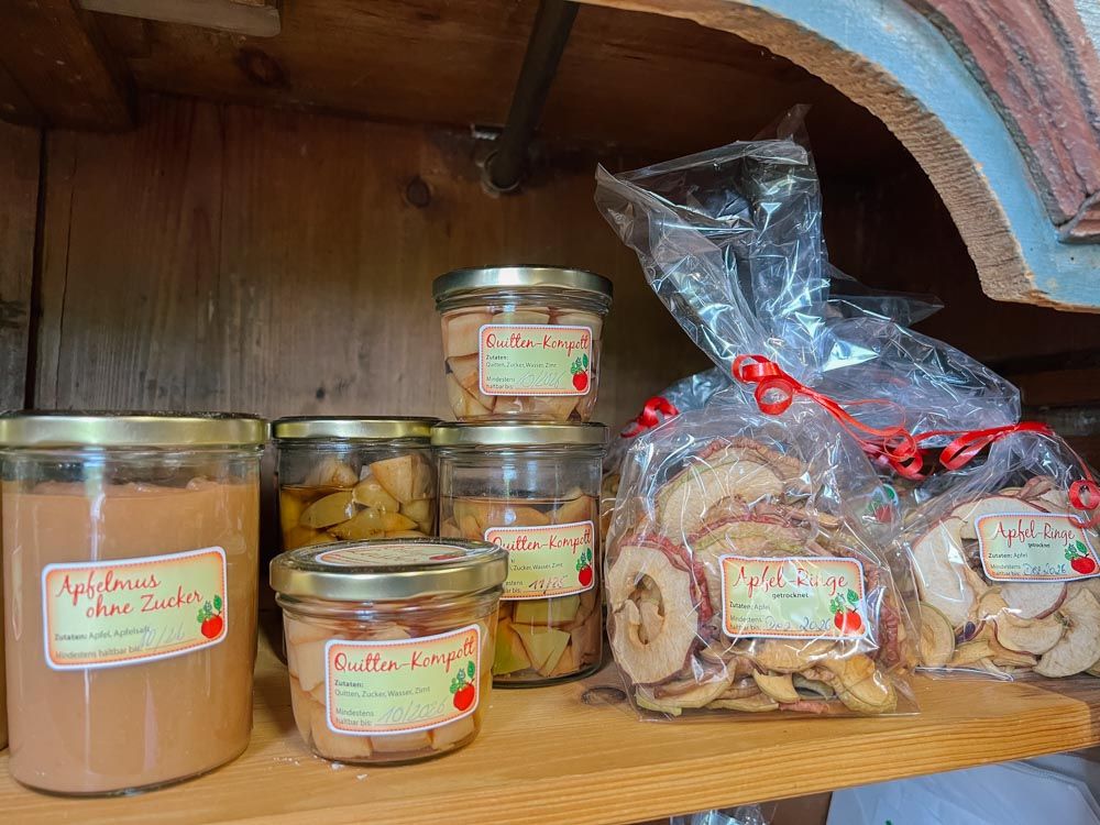 Streuobstprodfukte wie Apfelgelee und getrocknete Apfelringe sind in einem Schrank zum Verkauf ausgestellt