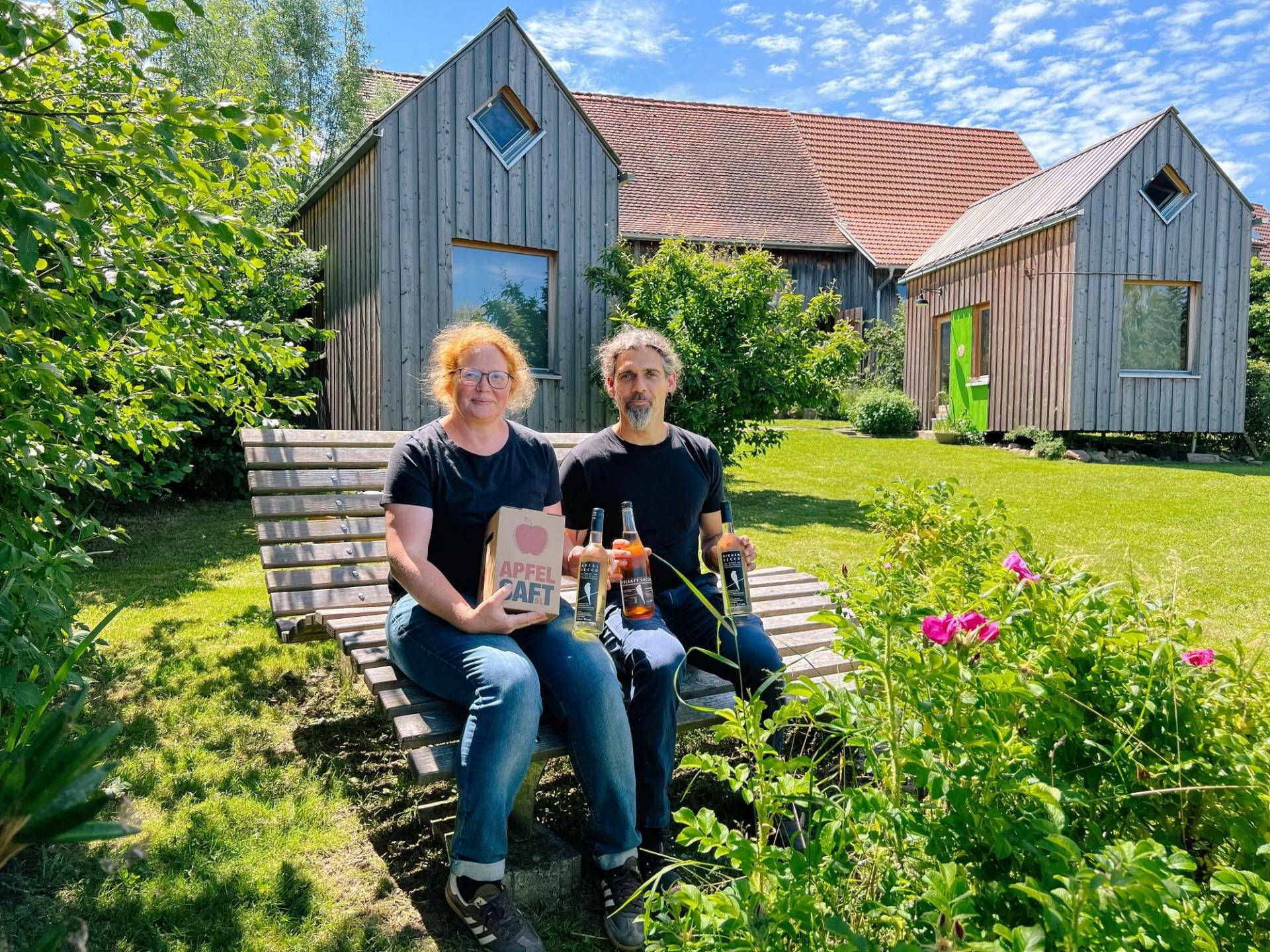 Haessler und Joachim Sixt vor der Dorfscheune Bieselsberg in Schömberg und den beiden Ferienhäuschen.