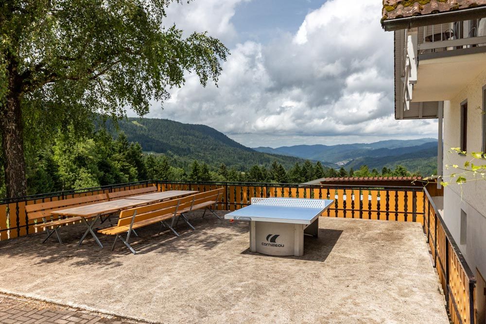 Terrasse mit Blick auf Schwarzwaldhügel