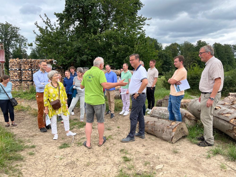 Ein Landwirt gibt eine Hofführung.