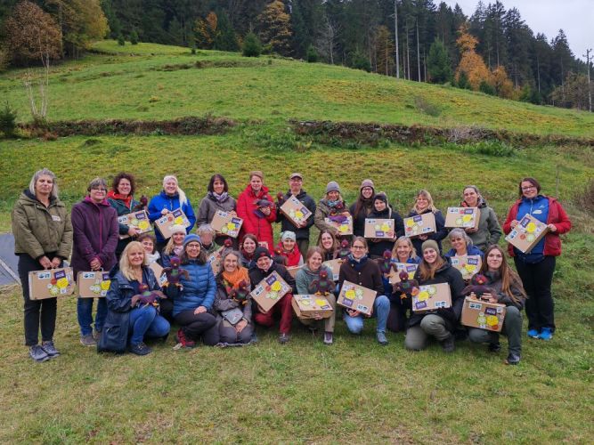 Gruppenbild des pädagogischen Teams der Naturpark-Kindergärten mit Urlis Reisekoffern