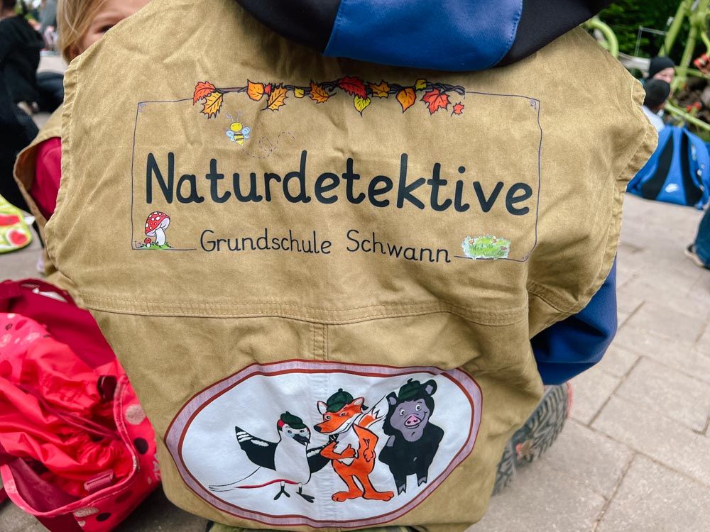 Entdeckerweste der Grundschule Schwann mit den Naturpark-Entdeckerwesten