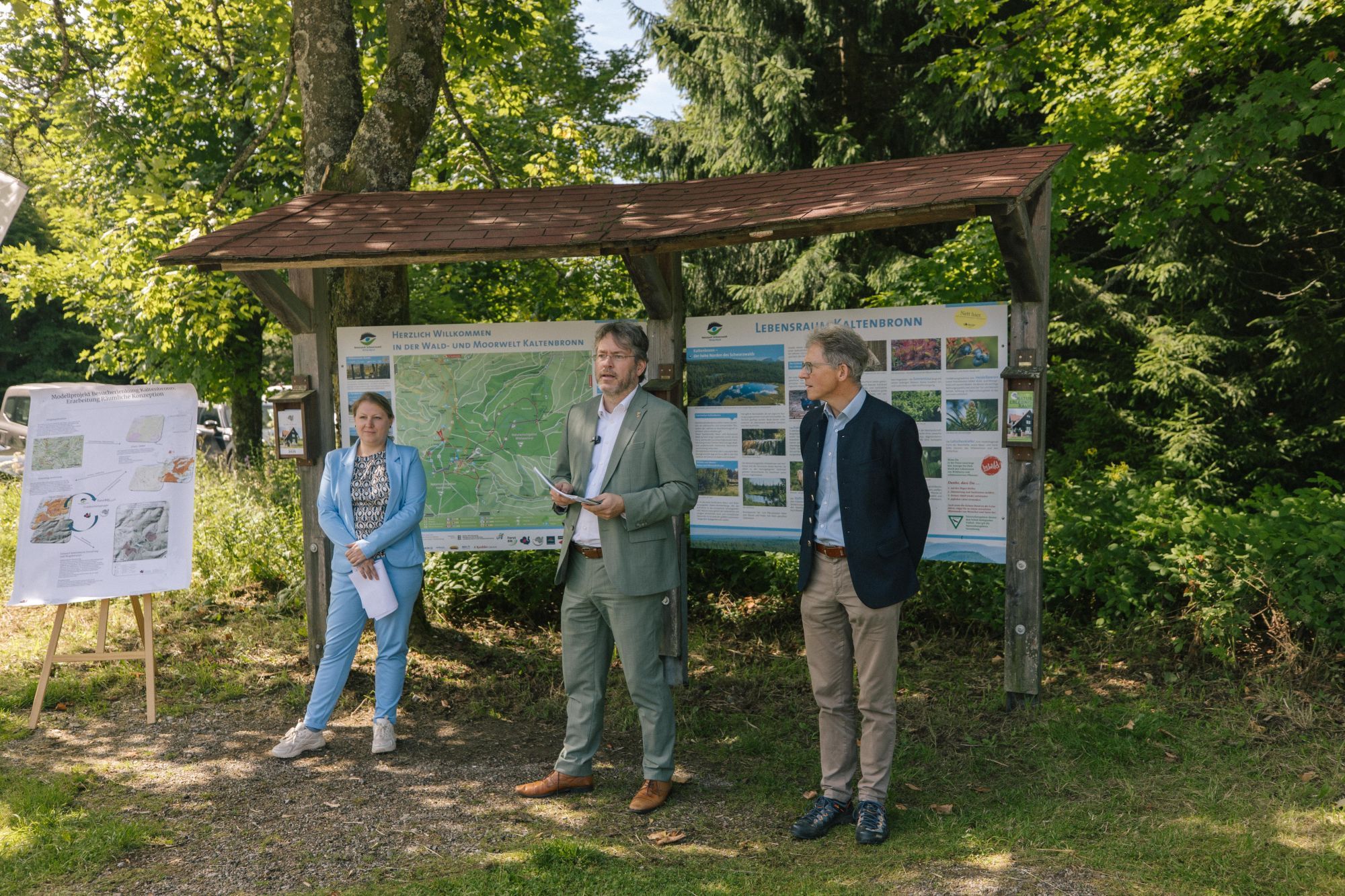 Der Naturpark-Vorsitzende Landrat Prof. Dr. Christian Dusch hält eine Rede.