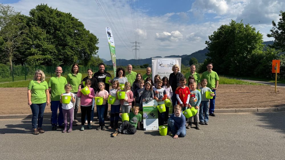 Gruppenbild mit Kindern und Einsaateimern