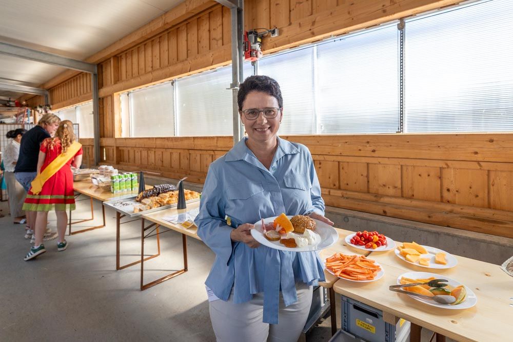 Landwirtschaftsministerin Marion Gentges MdL präsentiert ihren gefüllten Brunch-Teller.