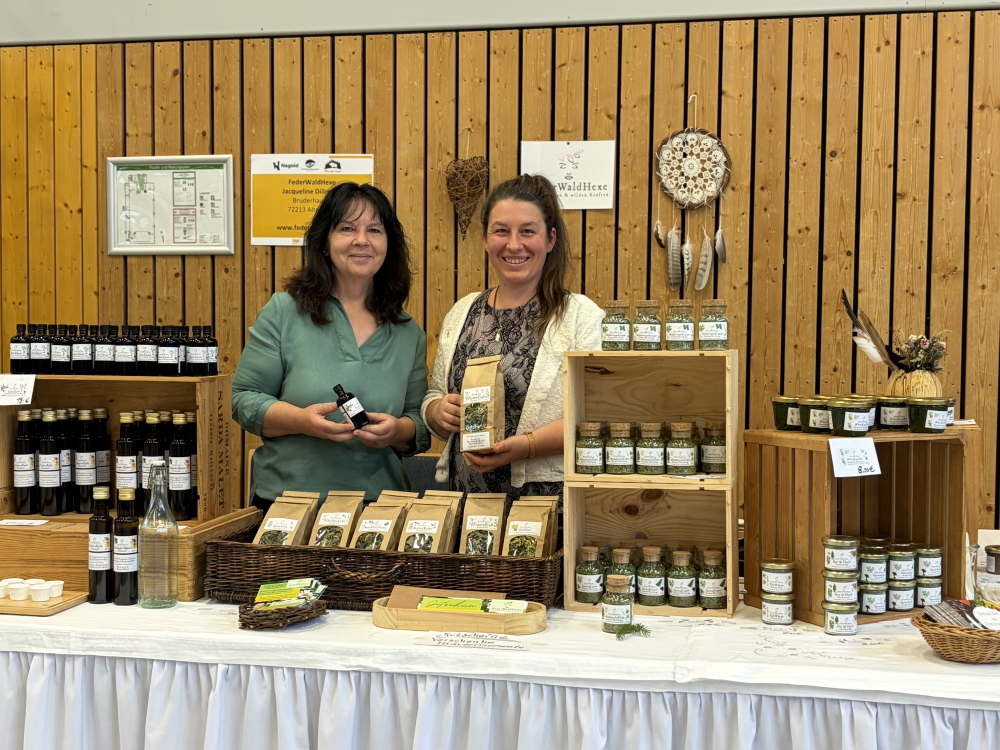 Beschickerinnen am Stand mit Kräutern