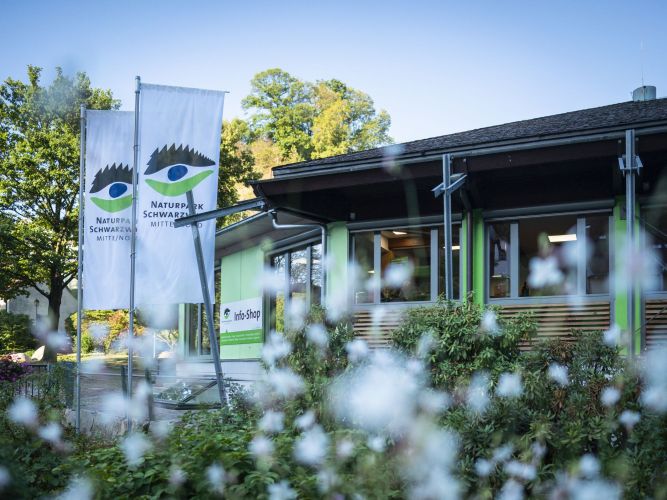 Gebäude der Naturpark-Geschäftsstelle mit Info-Shop von außen