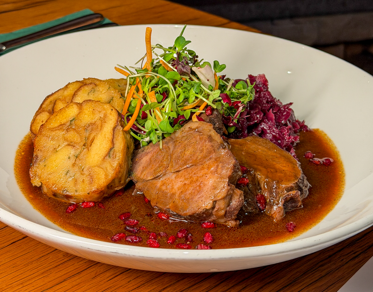 Wildschwein-Sauerbraten mit karamellisiertem Rotkohl, Serviettenknödeln und Berberitzen 