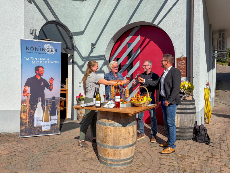 Der Naturpark Schwarzwald Mitte/Nord verleiht dem Weingut Tobias Köninger für seinen Einsatz zum Erhalt der Kulturlandschaft das Prädikat „Naturpark-Partner“. Hier bei der Übergabe der Urkunde vorm Weingut in Kappelrodeck: Kappelrodecks Bürgermeister Stefan Hattenbach, Tobias und Otmar Köninger mit Naturpark-Projektmanagerin Janina Hutt (v. r.).