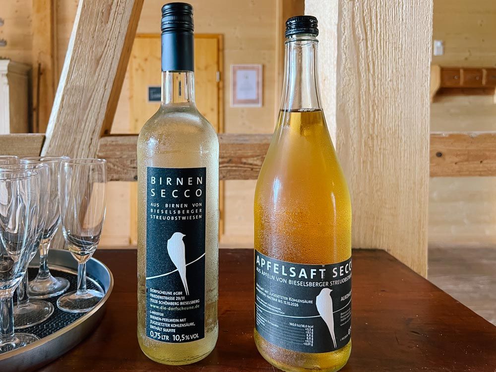 Glasflaschen mit Birnen und Apfelsaft-Secco