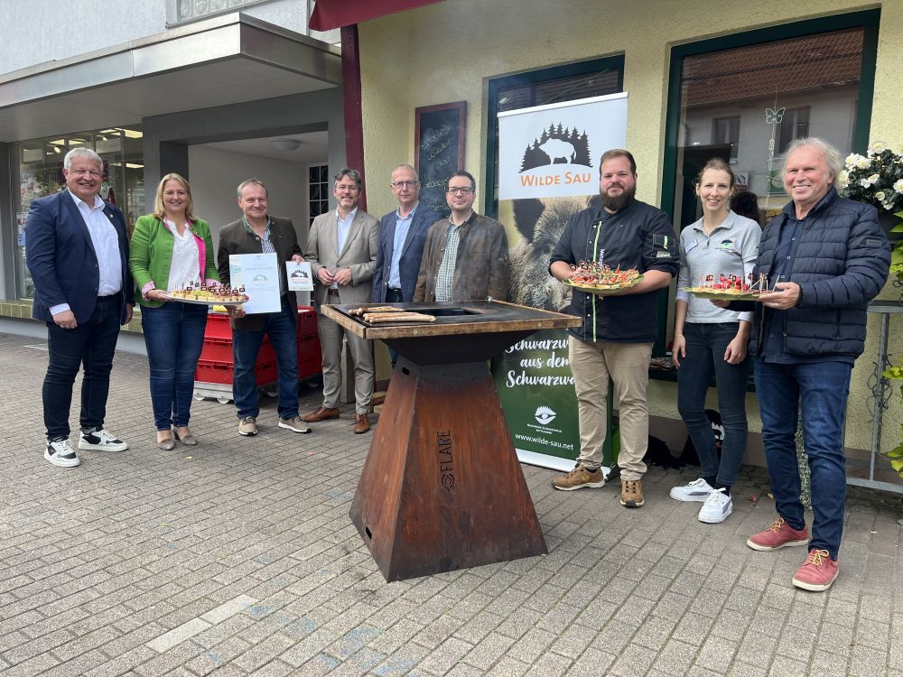 Metzgerei Seeger in Kuppenheim ist erster Wilde Sau-Partner und damit Vorreiter im Land. Darüber freuen sich: Kuppenheims Bürgermeister Karsten Mußler, die Ministerialdirektorin Isabel Kling, Joachim Seeger Senior, der Naturpark-Vorsitzende Landrat Prof. Dr. Christian Dusch, der Naturpark-Geschäftsführer Karl-Heinz Dunker, Yannick und Joachim Seeger Junior, Naturpark-Projektmanagerin Svenja Oberst und Wilde Sau-Koordinator Uwe Baumann (v. l.).