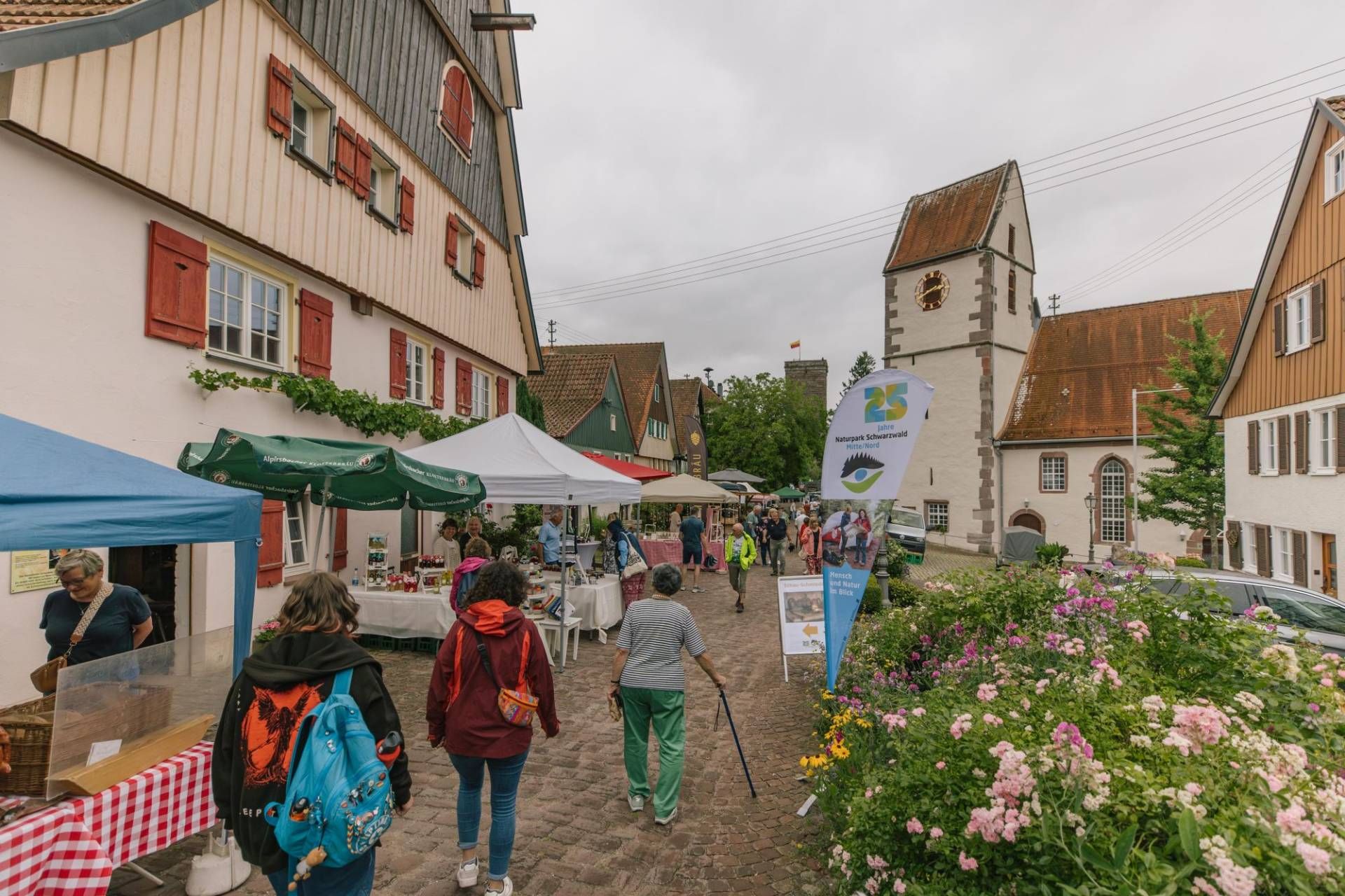 Menschen laufen über einen Markt