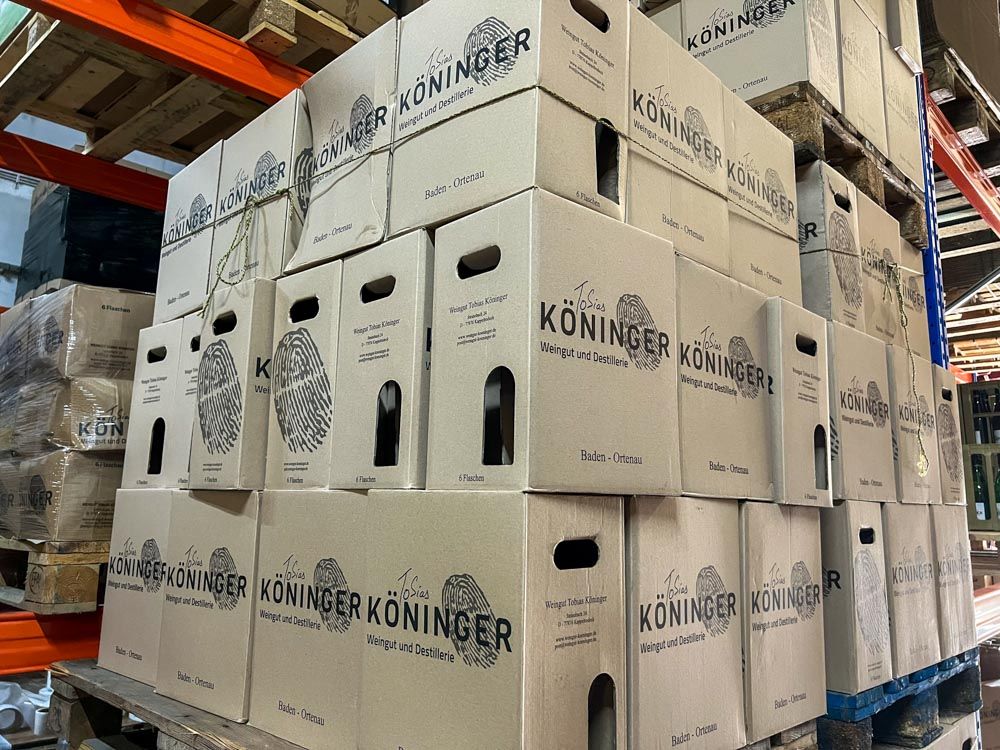 Weinflaschenkartons mit dem Köninger-Logo