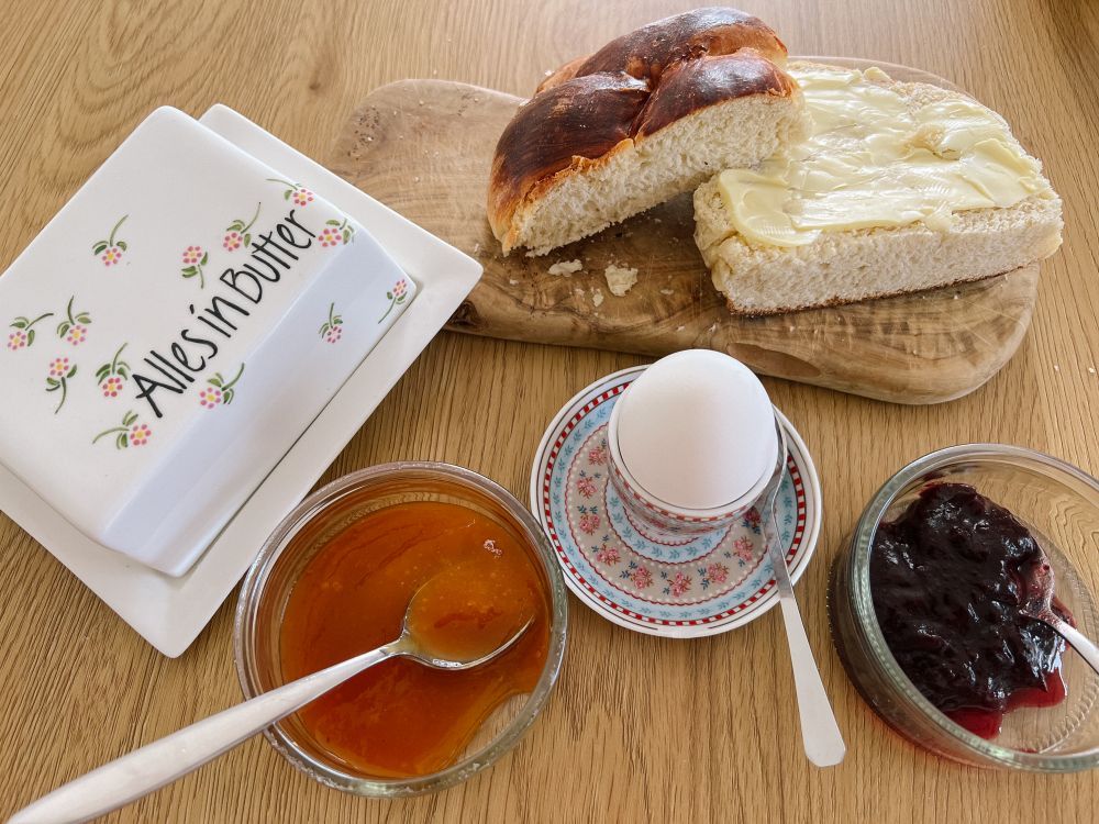 Reisers Hefezopf auf dem gedeckten Frühhstückstisch