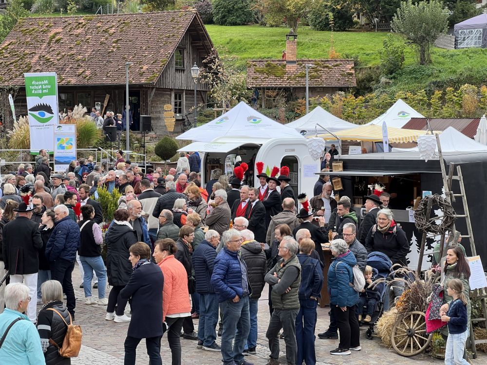 Menschenmenge auf dem Naturpark-Markt in Oberharmersbach.