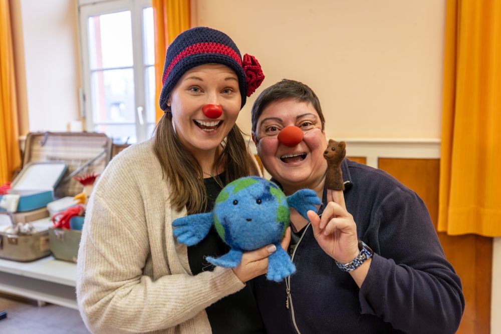 zwei Clowninnen mit Erde und Handpuppe