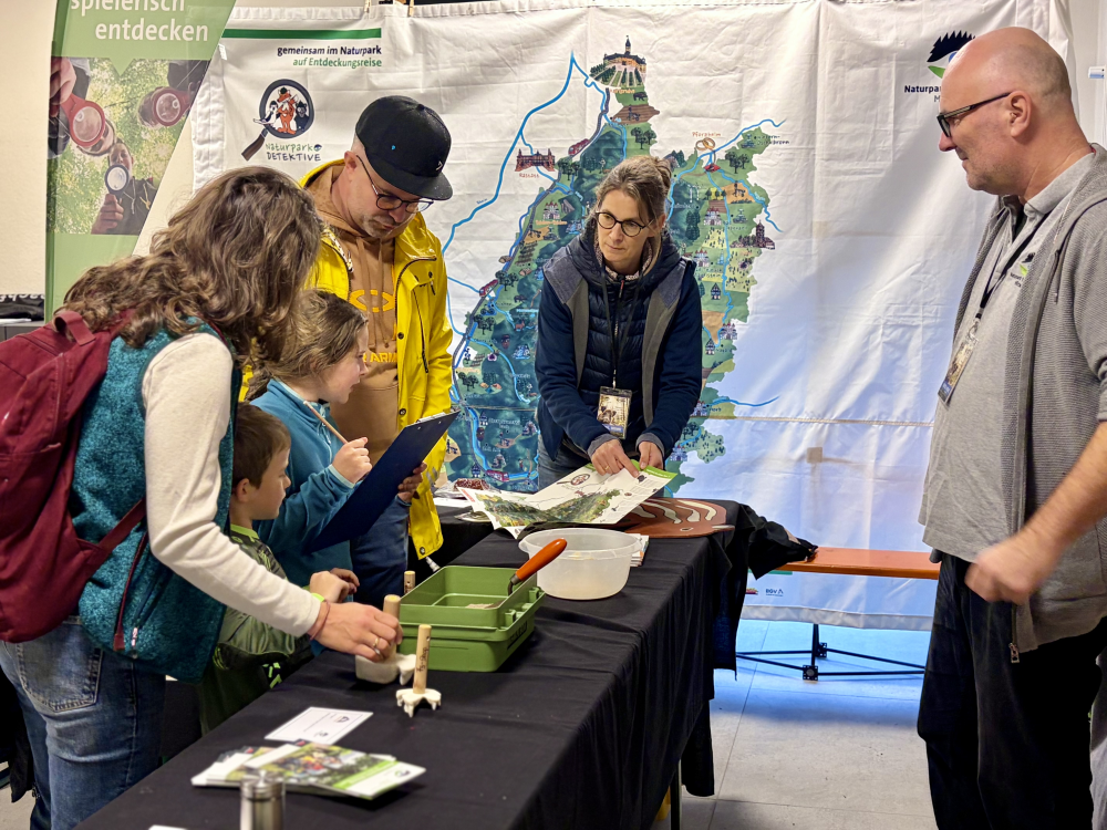 Kinder am Naturpark-Stand