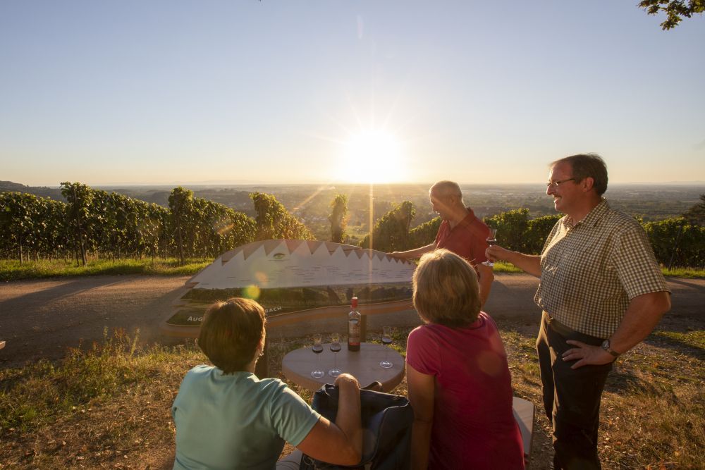 Menschen bei Sonnenuntergang beim Naturpark-AugenBlick
