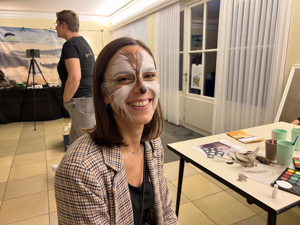 als Wilde Sau geschminkte junge Frau