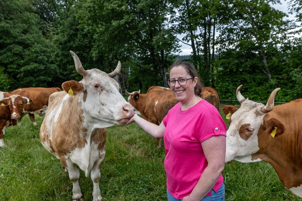 Nadine Göz mit Kühen auf der Weide