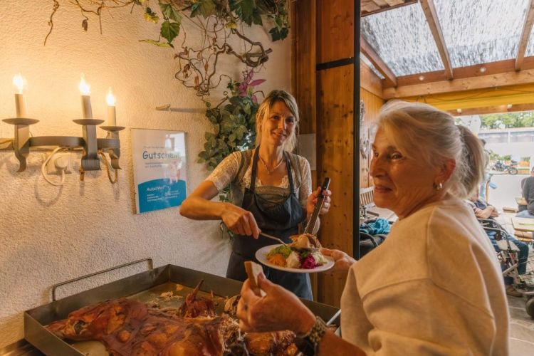 Eine Frau serviert einen Teller am Büfett