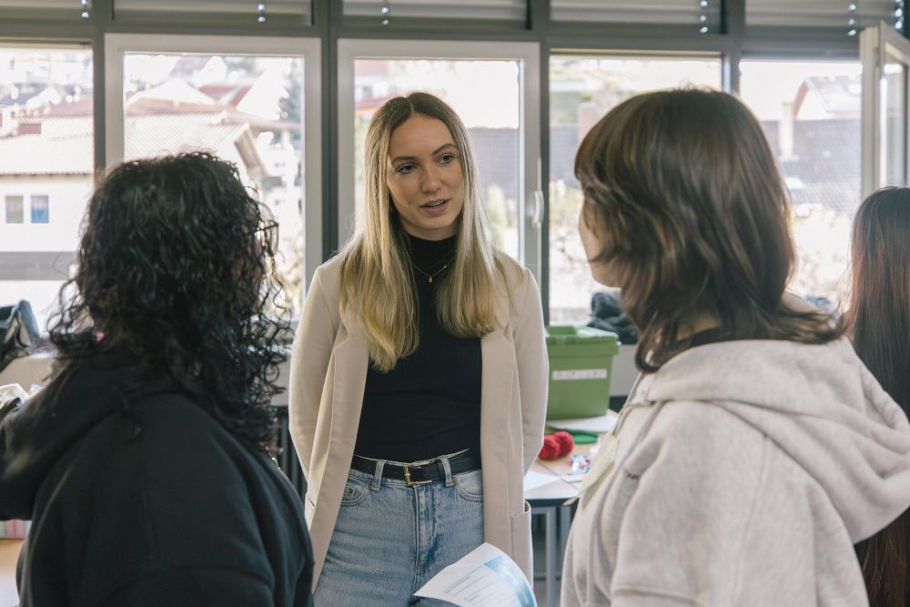 Pädagogin spricht mit Schülerinnen.