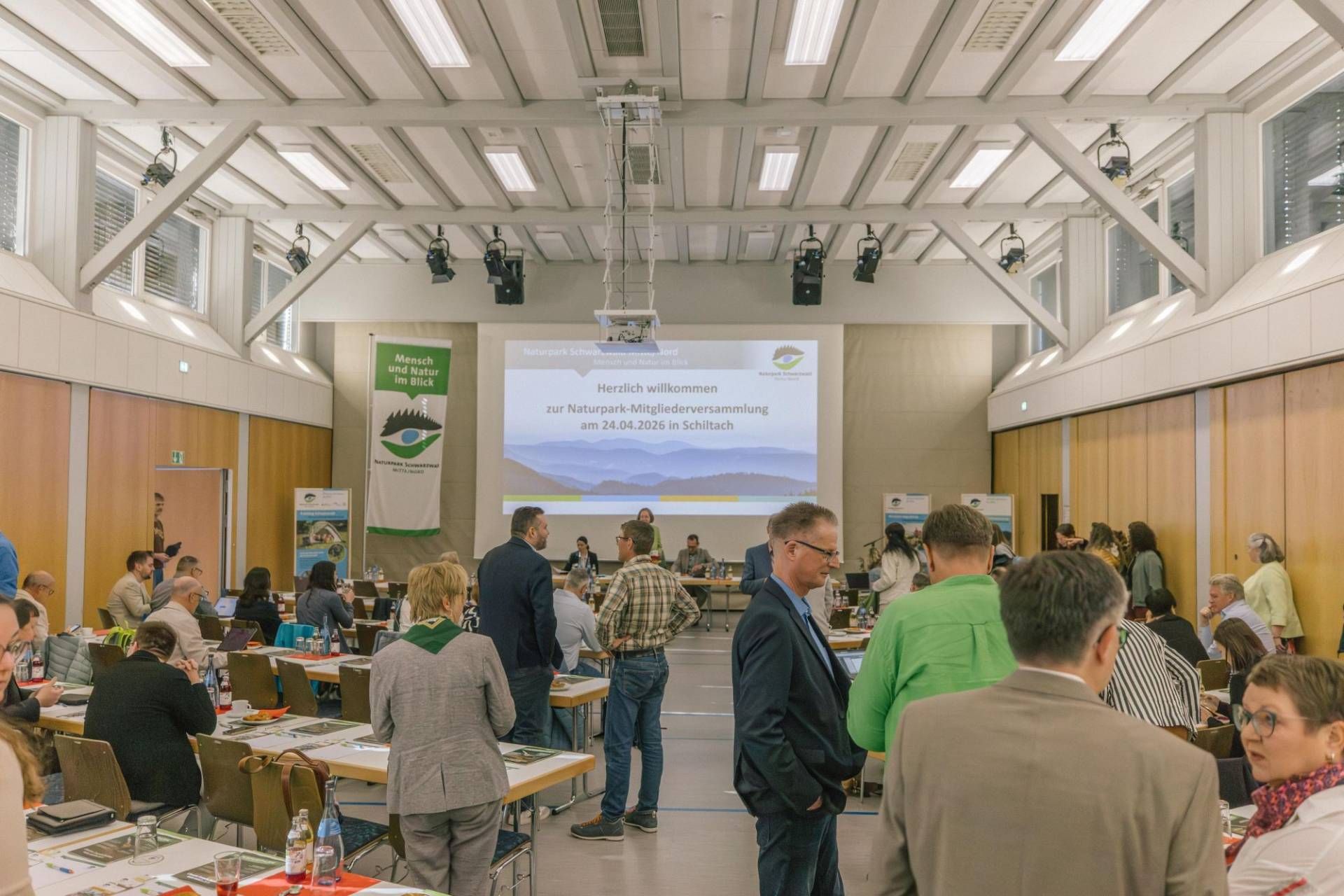 Rund 100 Kommunen, Vereine und Verbände aus dem nördlichen und mittleren Schwarzwald sind für die Mitgliederversammlung des Naturparks Schwarzwald Mitte/Nord in Schiltach zusammengekommen. 
Bildrechte: Johannes Nickel/Naturpark Schwarzwald Mitte/Nord e. V.; frei zur einmaligen Verwendung nur in Verbindung mit einer redaktionellen Berichterstattung über den Naturpark.