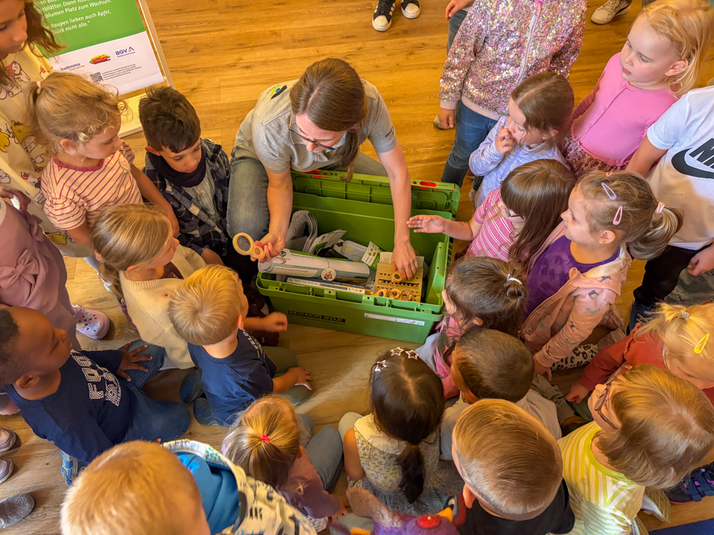 Kinder scharen sich um die Naturpark-Entdeckerkiste