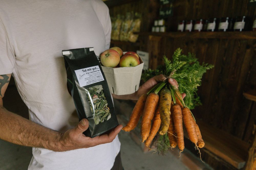 Bund Karotten und Teeblattmischung in der Packung