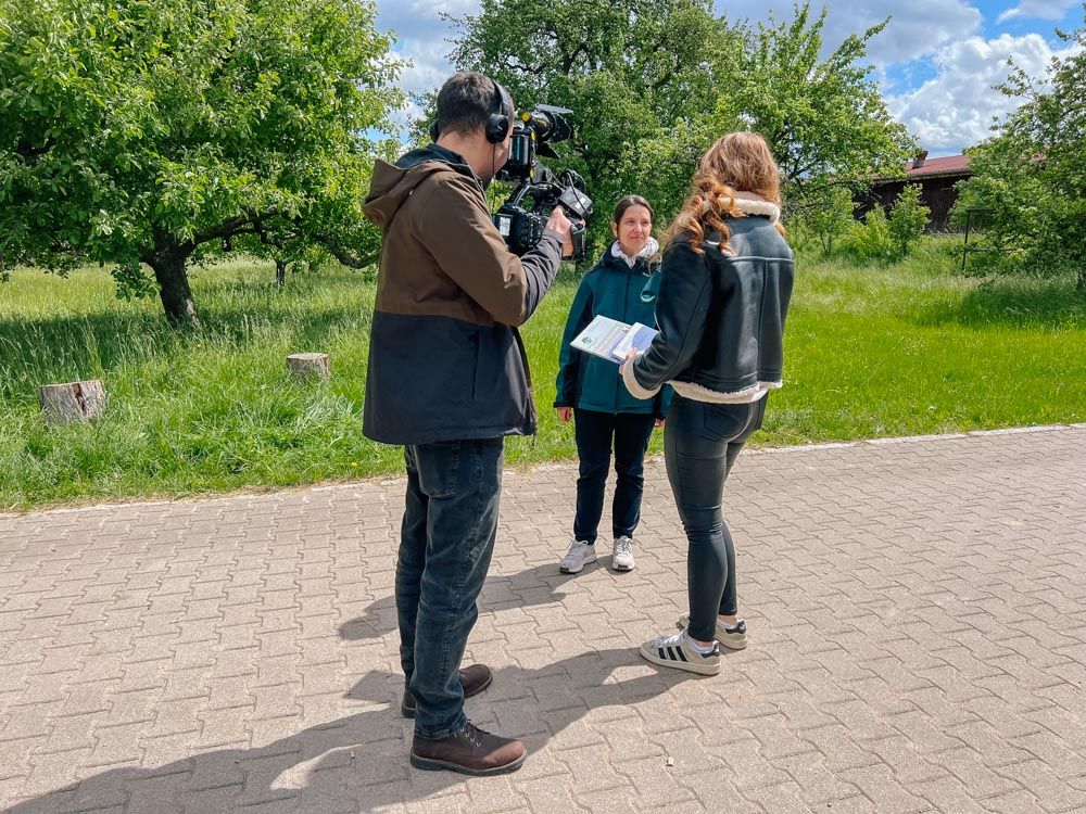 Filmteam interview die Stellvertretende Naturpark-Geschäftsführerin Yvonne Flesch