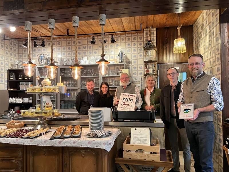 Freuen sich über die Auszeichnung als Naturpark-Wirt: Arno Peiffer vom Landcafé Baiermühle, Dr. Fabian Müller und Elke Marko Neugebauer von der Kreisjägervereinigung Calw, Ralf Bischoff von der Baiermühle, die Stellv. Naturpark-Geschäftsführerin Yvonne Flesch und der Stellv. Vorsitzende der Naturpark-Wirte Dennis Stoll (v. r.).