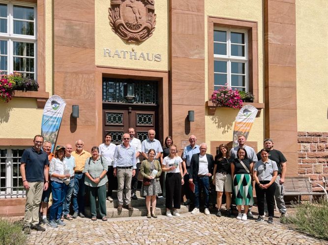 Gruppenbild vor dem Oberwolfacher Rathaus