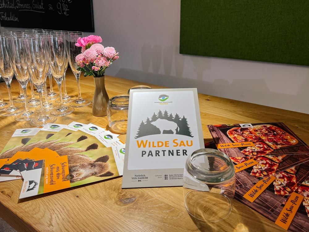 Wilde Sau-Partner-Plakette, Flyer und Rezept-Karten