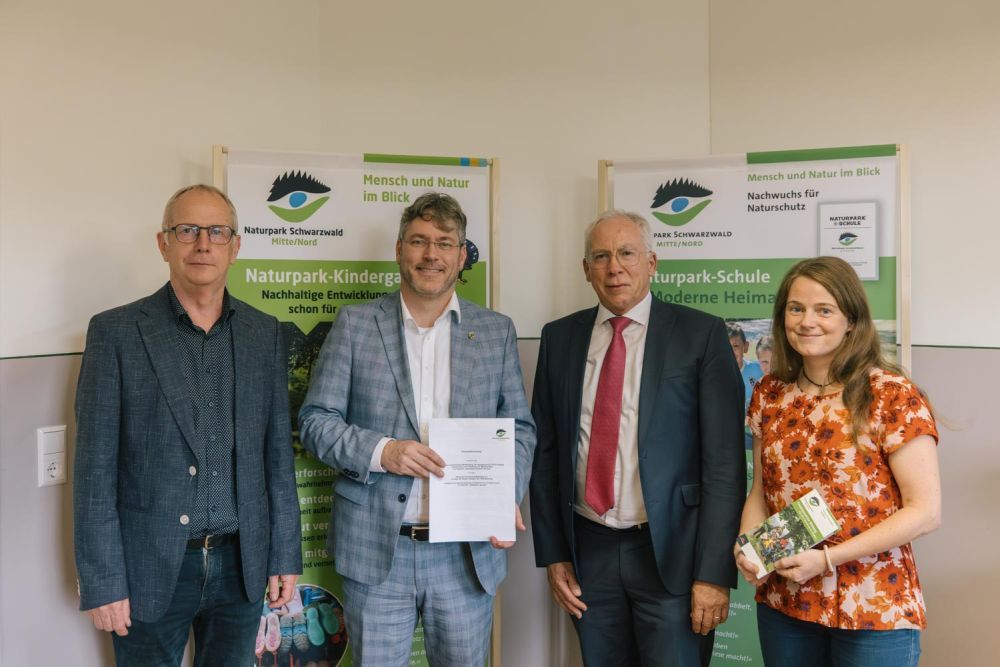 Freuen sich über die Zusammenarbeit in der Klima-Bildung: Naturpark-Geschäftsführer Karl-Heinz Dunker, der Naturpark-Vorsitzende & Landrat Prof. Dr. Christian Dusch, , der stellvertretende Verbandsgeschäftsführer des Sparkassenverbands Baden-Württemberg Klaus-Dieter Hepp und die Naturpark-Fachbereichsleiterin Bildung & Biodiversität Fränze Stein.